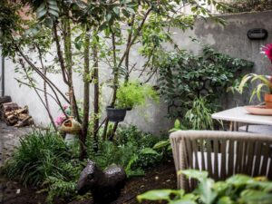 jardin et terrasse à la chambre d'hôtes Romantic Wellness B&B
