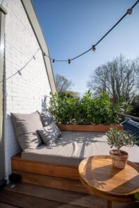 joli balcon aménagé avec transat