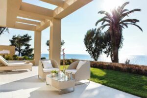 terrasse privée avec vue mer dans une des suites de l'hôtel