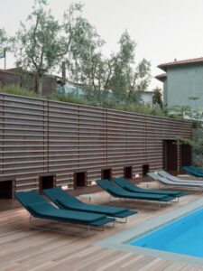 transat au bord de la piscine