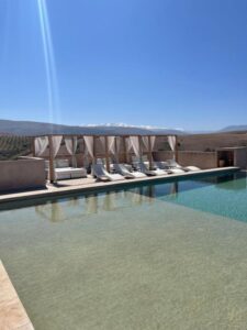 piscine au milieu de la nature au boutique hôtel Lahô Lodge près de Marrakech au Maroc