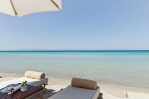 plage privée de l'hôtel Sani club sur la mer Egée en Grèce