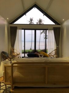 vue mer depuis le lit dans la chambre d'hôtel Little Moon Villa à Koh Mak en Thaïlande