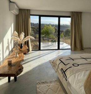 chambre cosy avec vue panoramique depuis le lit