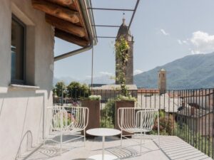 terrasse avec vue sur l'église de Cremia dans un hôtel avec piscine en Lombardie