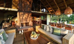 veranda exterieure ouverte sur la nature avec cheminée dans une maison en location vacances à l'île Maurice