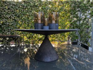 zoom décoartion sur une des tables extérieures de l'hôtel