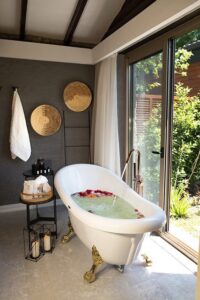 baignoire victorienne sur pied dans la salle de bain d'une des villas