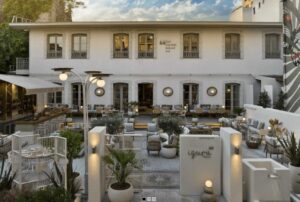 café lounge avec une belle terrasse et ouvert toute la journée avec une carte de petite restauration