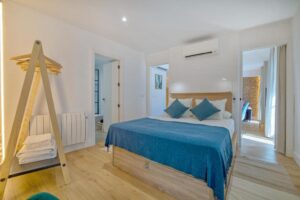 chambre double climatisée avec salle de douche privative
