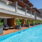 chambre avec terrasse offrant un accès direct et privilégié dans l'une des piscines de l'hôtel 5* all inclusive