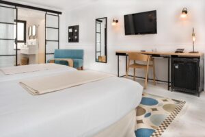 chambre double au style industriel mélangeant les teintes blanches, bleues et beiges