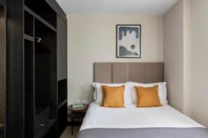 chambre avec grand dressing dans un appart hotel