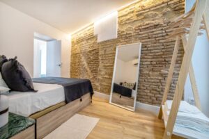 chambre avec mur en pierre apparente dans le quartier de la Juderia à Cordoue