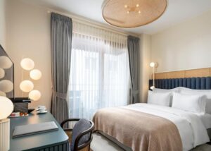 chambre dans les teintes bleues cosy et chaleureuses