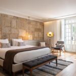 chambre cosy avec mur en pierres apparentes