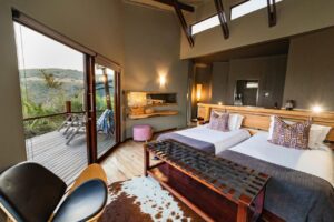 chambre double cosy à la déco naturelle et sauvage rappelant le cadre de l'hôtel