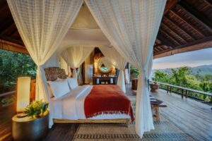 chambre d'hôtel type villa dans la nature sans vis à vis et sans aucun mur ni porte offrant une ouverte à 360° sur la nature