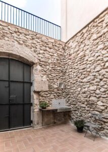 cour intérieure avec un ancien évier de cuisine