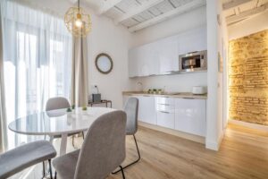 cuisine ouverte sur le salon et le coin repas