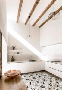 cuisine moderne dans une ancienne maison rénovée