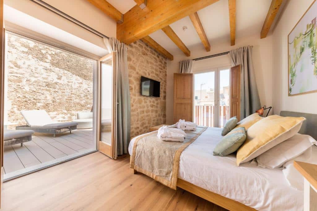 chambre double avec transat sur la terrasse privée