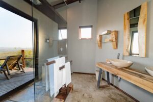 salle de bain avec douche ouverte sur la nature en Afrique du Sud