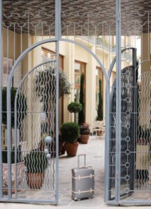 entrée de la cour intérieure de l'hôtel Ecole St. Pierre