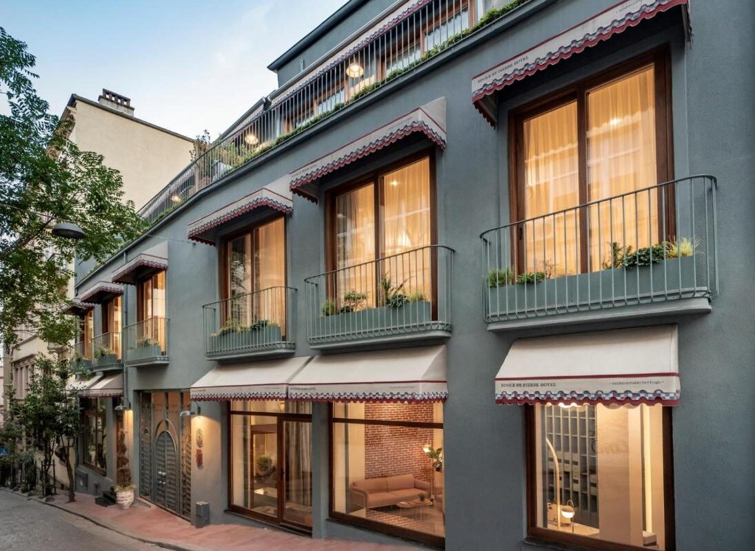 façade magnifiquement rénovée de l'hôtel Ecole St. Pierre dans Istanbul