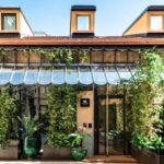 façade fleurie d'un petit boutique hôtel dans le centre de Milan