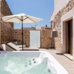terrasse avec jacuzzi privé dans une chambre de l'hôtel Forum Boutique Hotel Majorque
