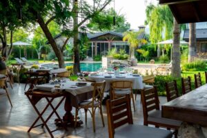 terrasse du restaurant avec vue sur la piscine centrale