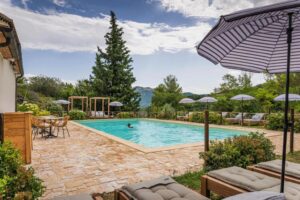 piscine extérieure avec transats pour se détendre