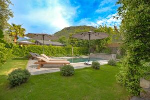 piscine privée avec transat et vue sur les montagnes dans une villa à louer dans la région de fethiye en Turquie