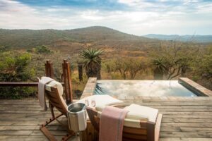terrasse avec piscine privée et vue panoramique spécial séjour safari lune de miel en Afrique du Sud