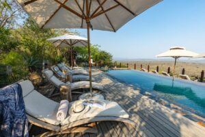 piscine extérieure avec vue panoramique sur la réserve animale de hluhluwe imfolozi park