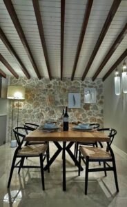 coin salle à manger pour prendre ses repas dans la villa en location vacances à Kayavillas exclusive boutique hotel
