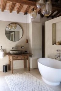 salle de bain avec baignoire ilot à l'hôtel Borgo Castello Panicaglia