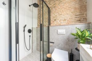 douche d'une des chambres d'un hôtel au centre ville d'Athènes