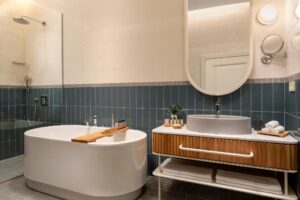salle de bain avec baignoire ilot