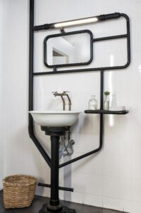 meuble lavabo original au style industriel dans un hôtel au centre de Madrid