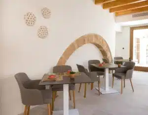 salle petit déjeuner qui est servi sous forme de buffet