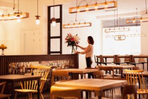 salle de restaurant et du bar au style industriel