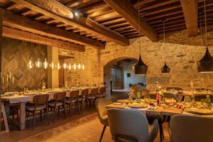 salle de restauration intérieure à l'hôtel hôtel Borgo Castello Panicaglia dans la province de Pérouse