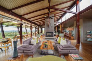 Lors de votre séjour safari, reposez vous dans ce salon, séjour commun de l'hôtel avec cheminée et terrasse