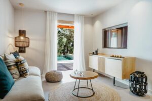 salon d'une des villas de l'hôtel Minos Beach Art Hotel donnant sur une terrasse et une piscine privée