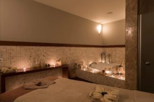 salle de massages et de soins avec jacuzzi privatif
