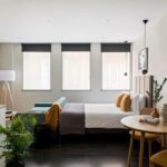 studio en appart hotel avec lit double, coin salon tv, cuisine équipée et coin repas