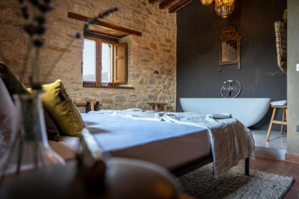 chambre avec baignoire ilot ouverte sur la chambre dans un hôtel en ombrie italie