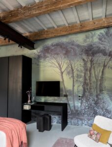 fresque murale et plafond d'époque dans une vieille bâtisse rénovée en Italie